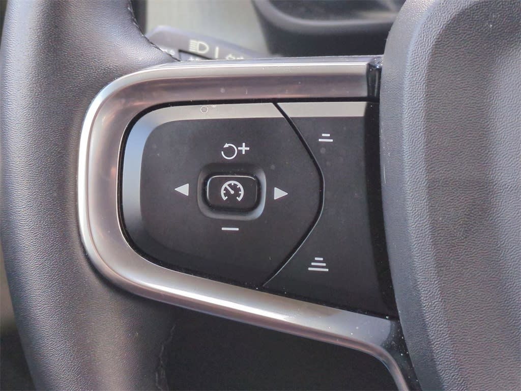 Thumbnail: 2023 Volvo XC40 - 24