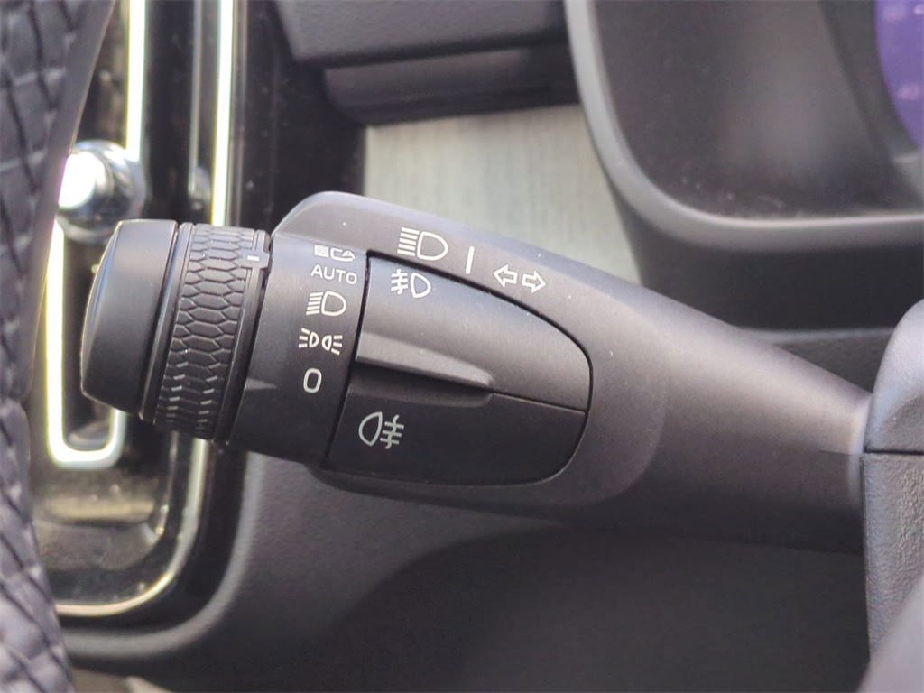 Thumbnail: 2023 Volvo XC40 - 27