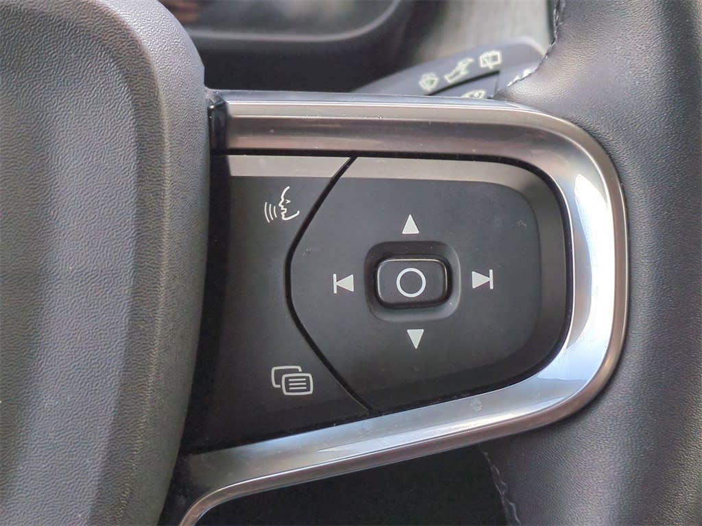 Thumbnail: 2023 Volvo XC40 - 25