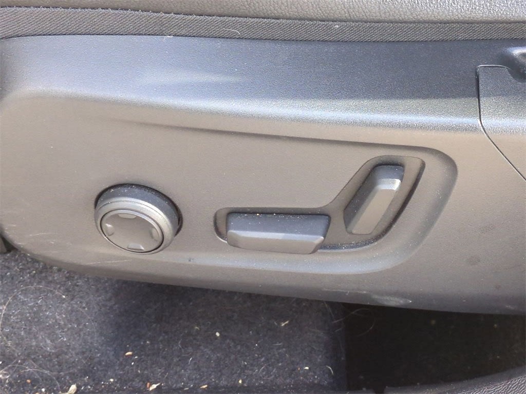 Thumbnail: 2023 Volvo XC40 - 21