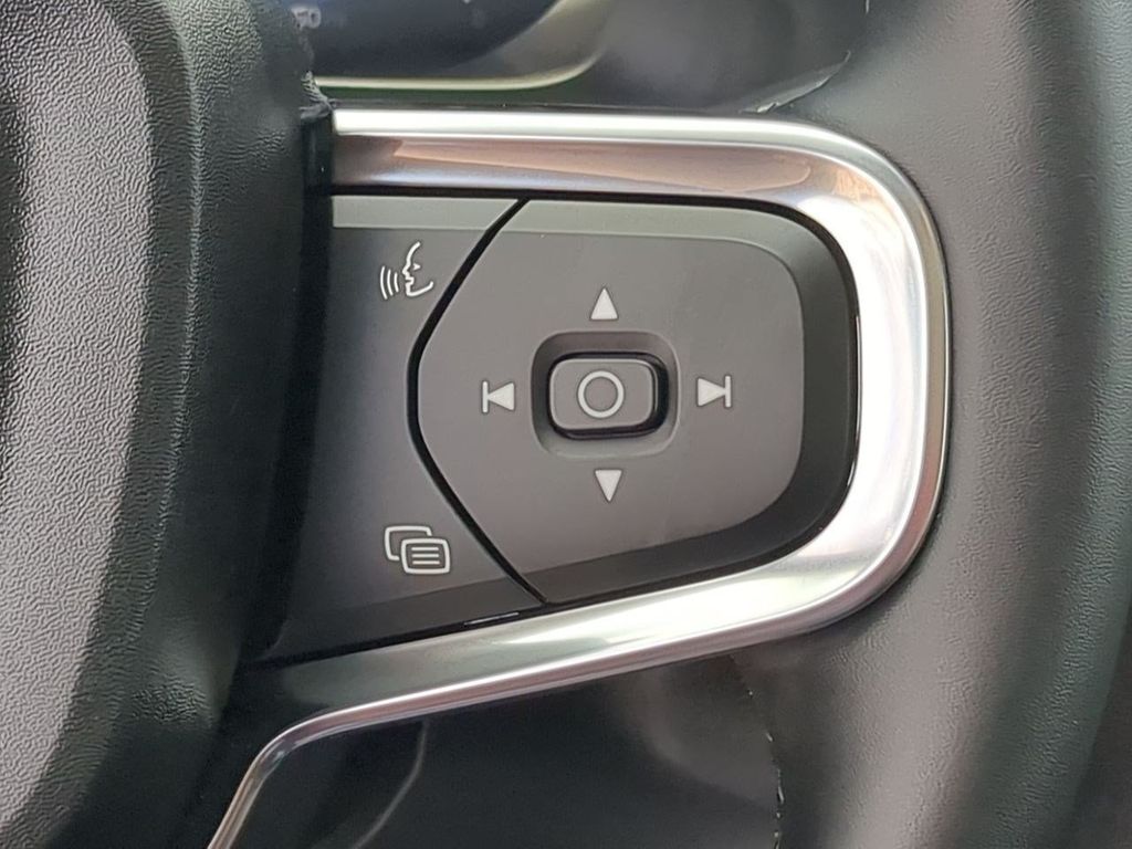 Thumbnail: 2023 Volvo XC40 - 27