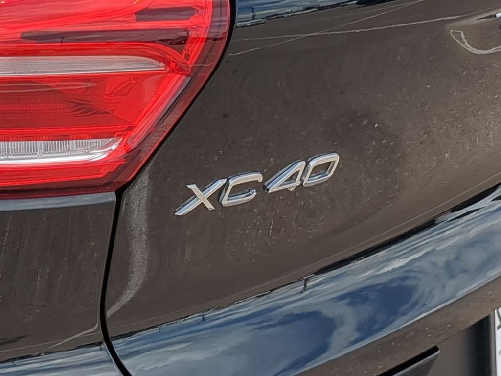 Thumbnail: 2023 Volvo XC40 - 7