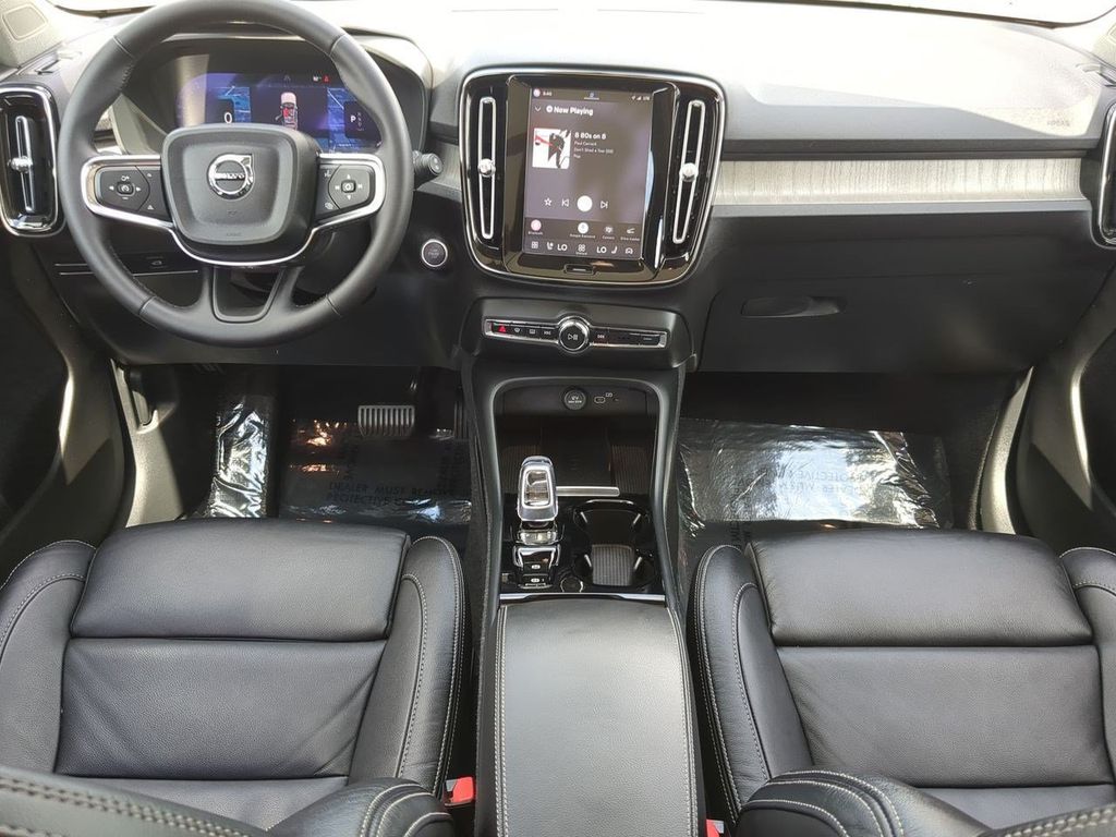 Thumbnail: 2023 Volvo XC40 - 9