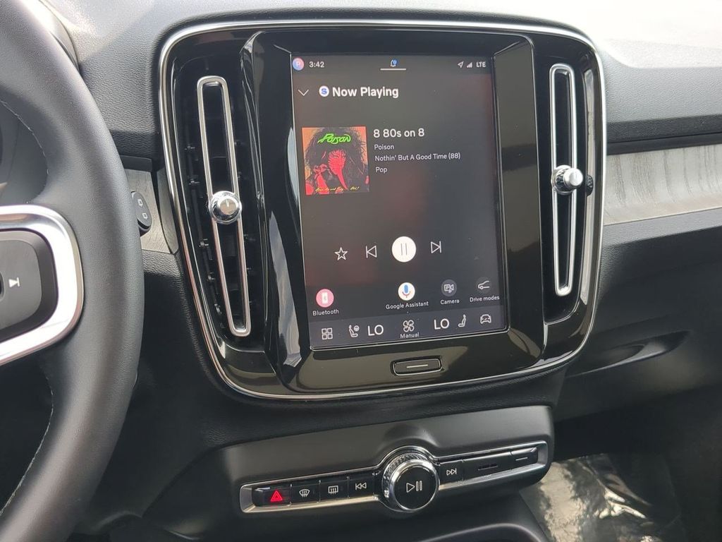 Thumbnail: 2023 Volvo XC40 - 14