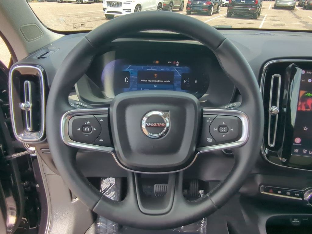 Thumbnail: 2023 Volvo XC40 - 13