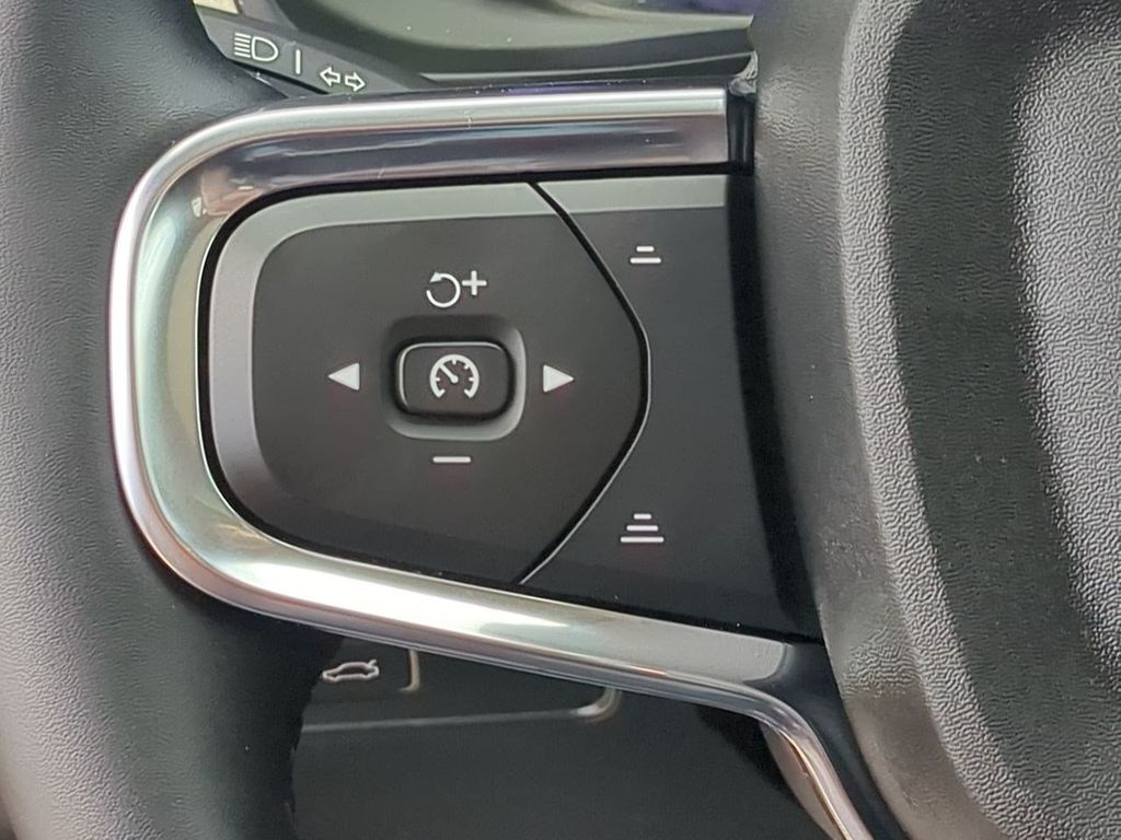 Thumbnail: 2023 Volvo XC40 - 26