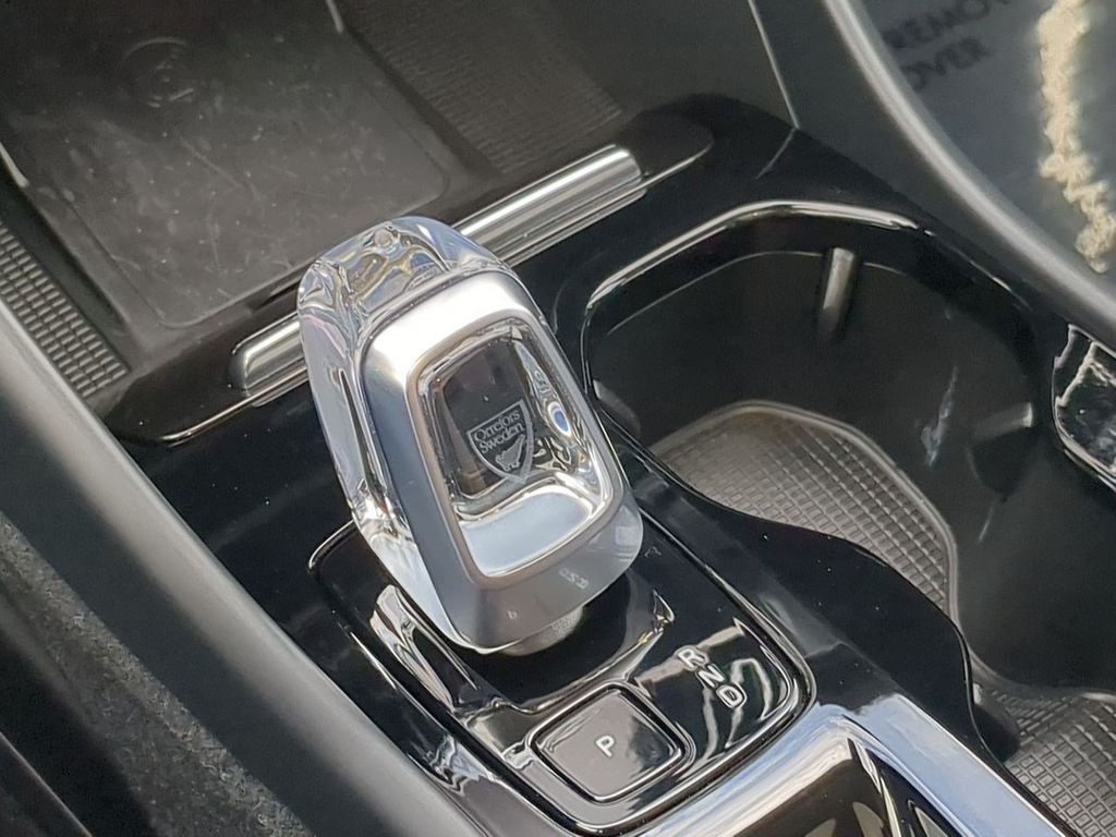 Thumbnail: 2023 Volvo XC40 - 15
