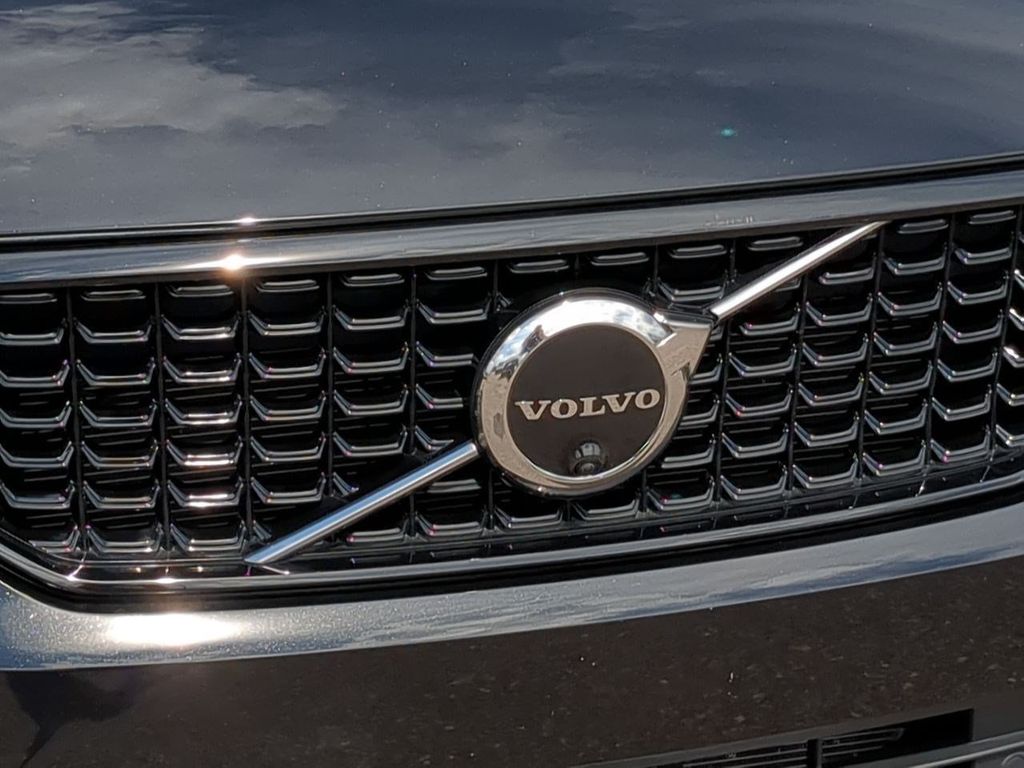 Thumbnail: 2023 Volvo XC40 - 22