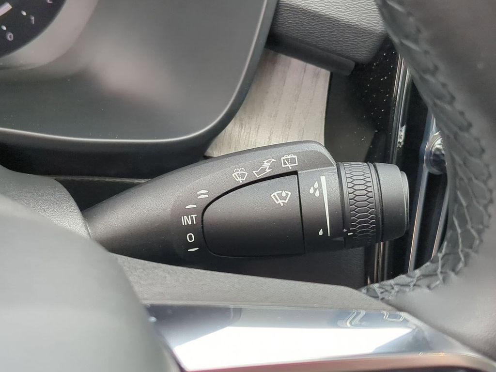 Thumbnail: 2023 Volvo XC40 - 27