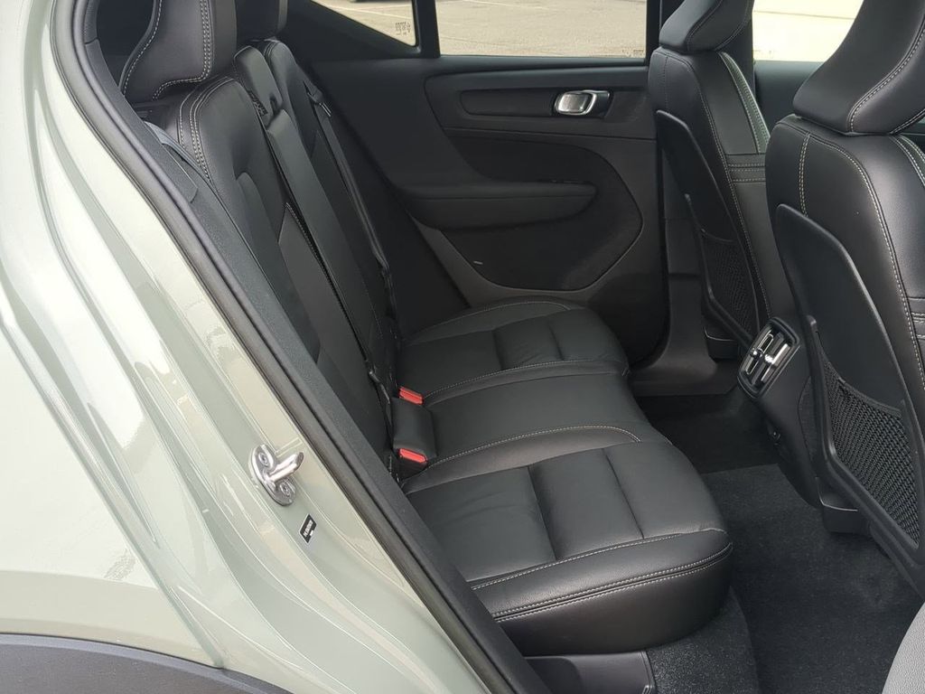 Thumbnail: 2023 Volvo XC40 - 24