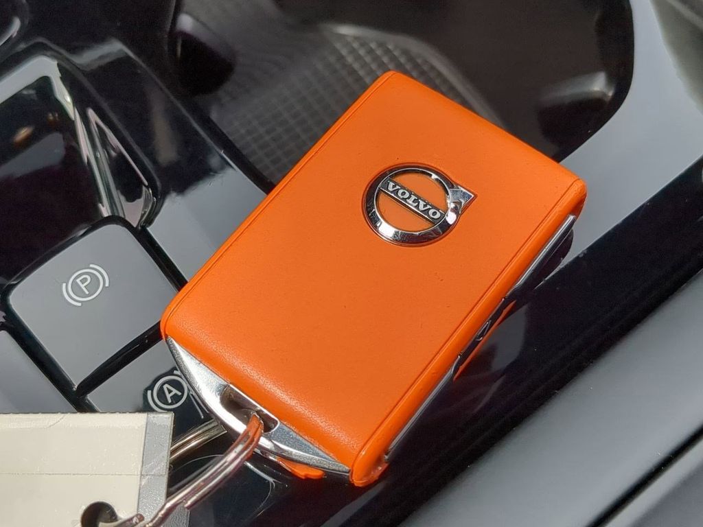 Thumbnail: 2023 Volvo XC40 - 32