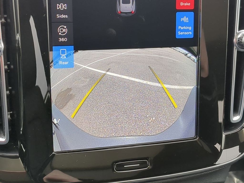 Thumbnail: 2023 Volvo XC40 - 30