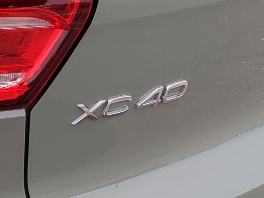 Thumbnail: 2023 Volvo XC40 - 21