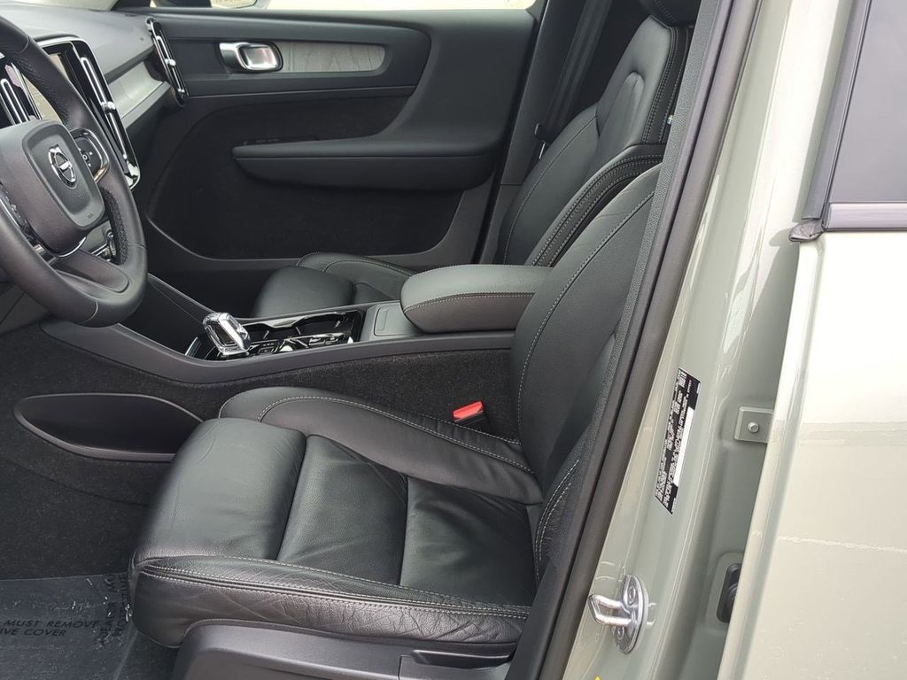 Thumbnail: 2023 Volvo XC40 - 10