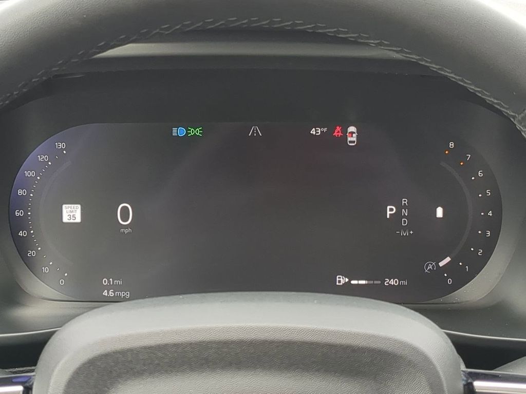 Thumbnail: 2023 Volvo XC40 - 16