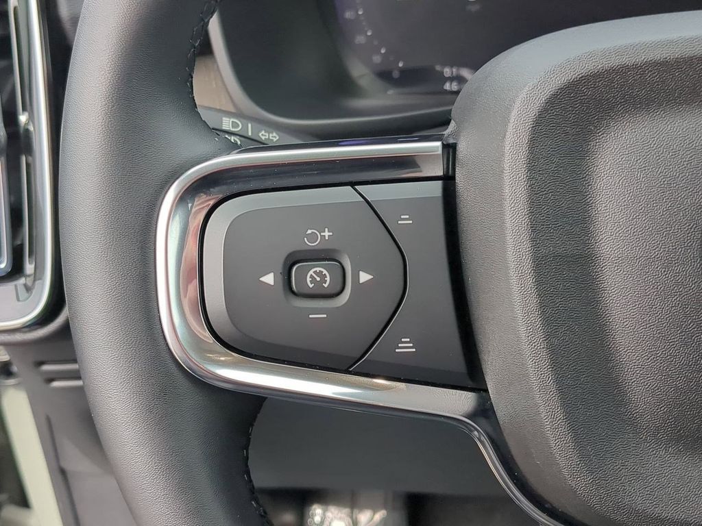 Thumbnail: 2023 Volvo XC40 - 25