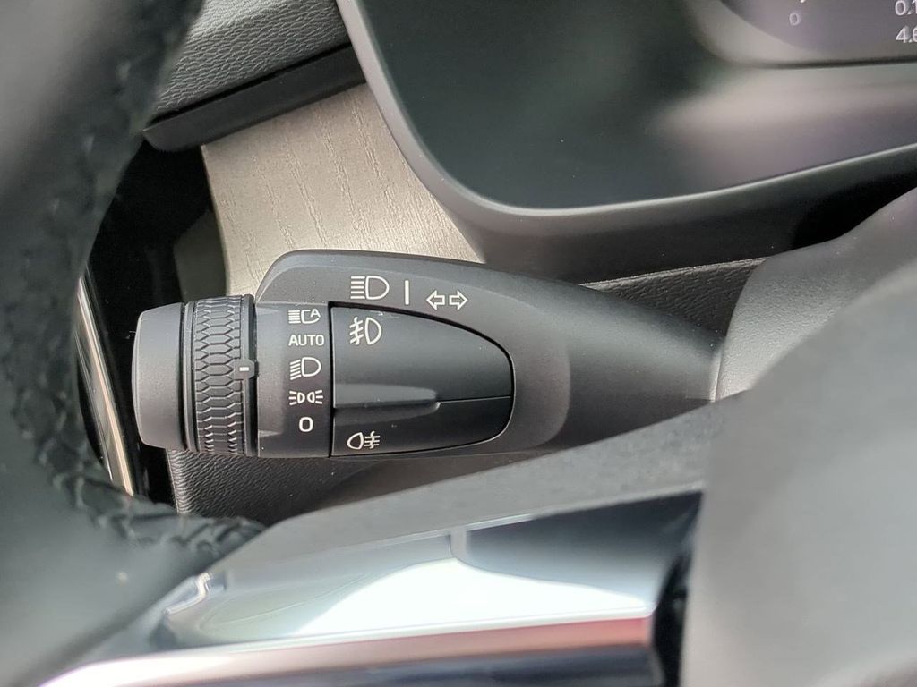 Thumbnail: 2023 Volvo XC40 - 28