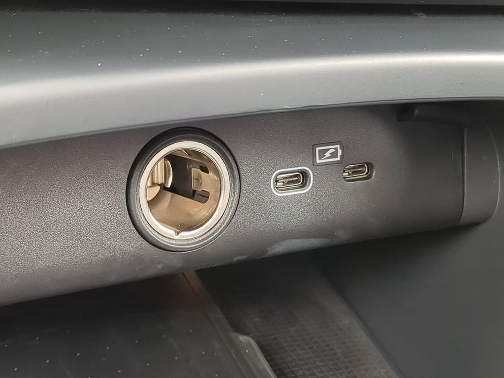 Thumbnail: 2023 Volvo XC40 - 31