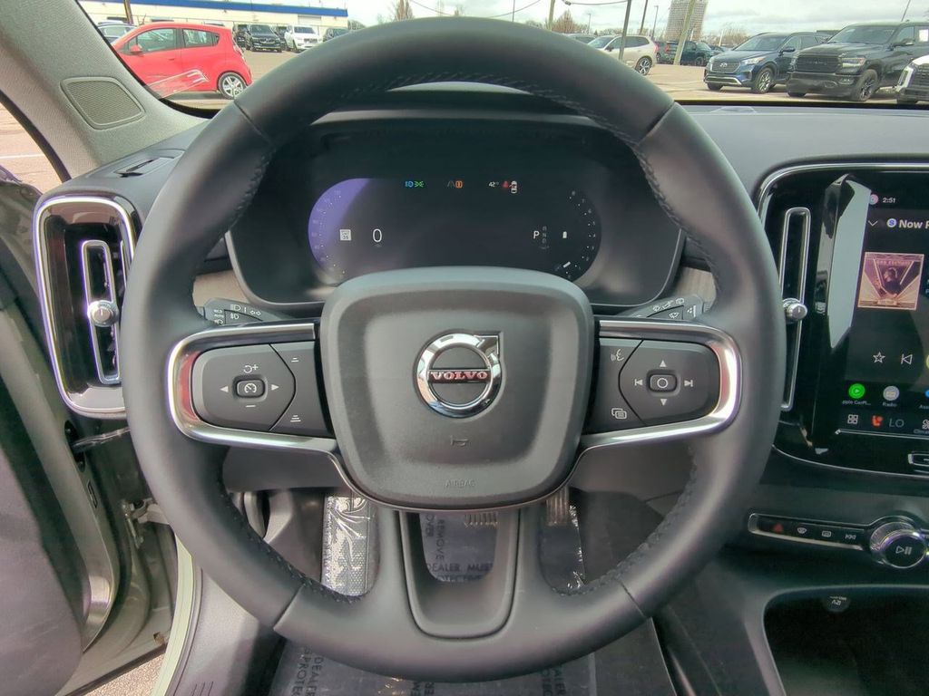 Thumbnail: 2023 Volvo XC40 - 13