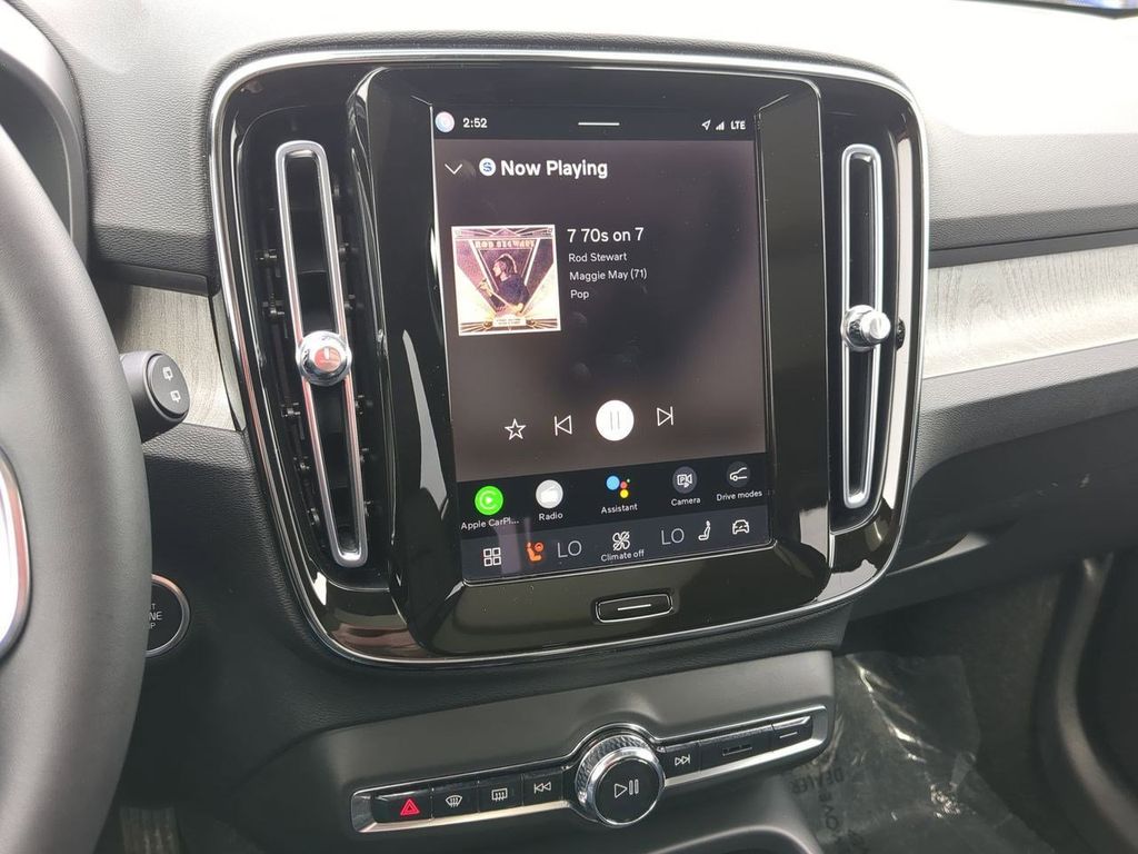 Thumbnail: 2023 Volvo XC40 - 14