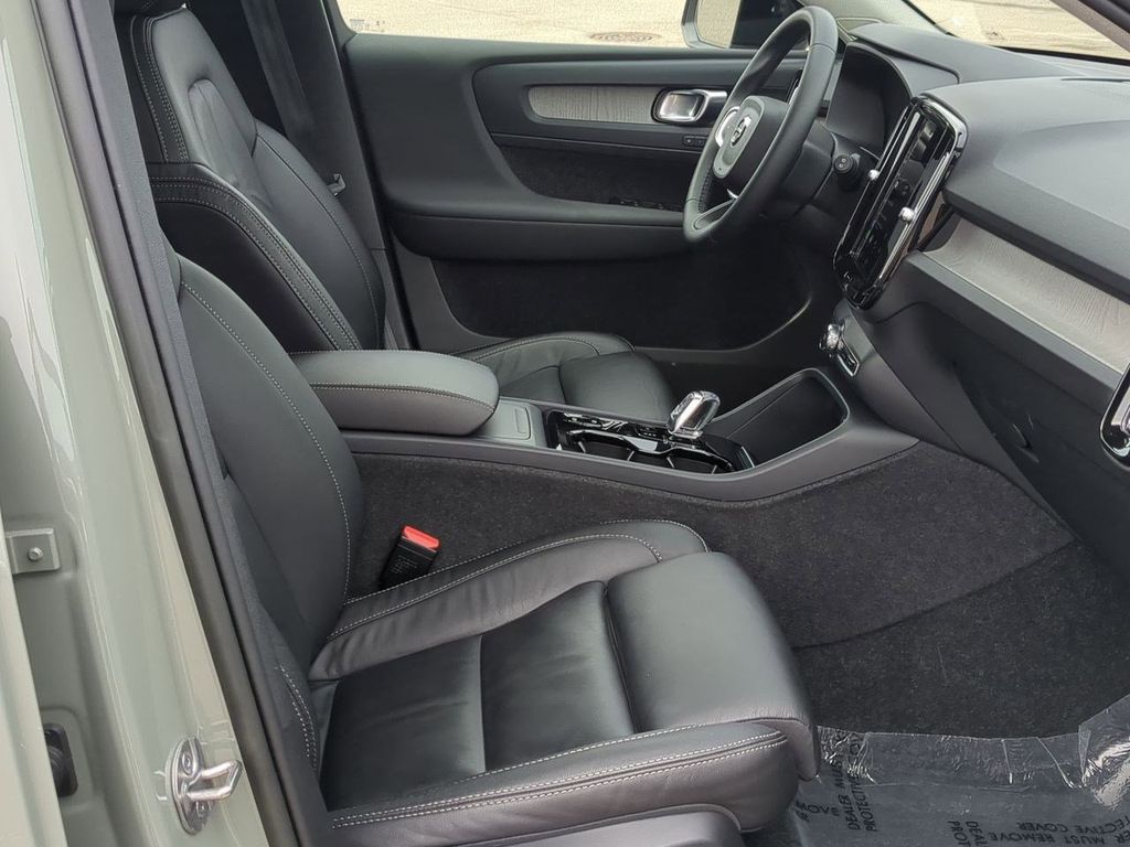 Thumbnail: 2023 Volvo XC40 - 11