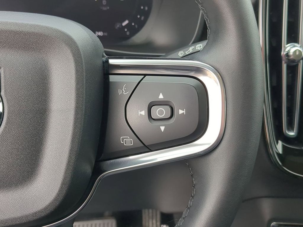 Thumbnail: 2023 Volvo XC40 - 26