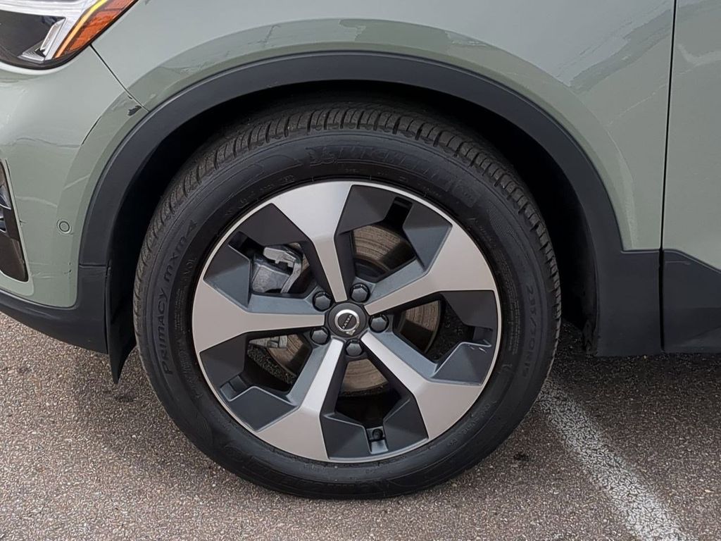 Thumbnail: 2023 Volvo XC40 - 8