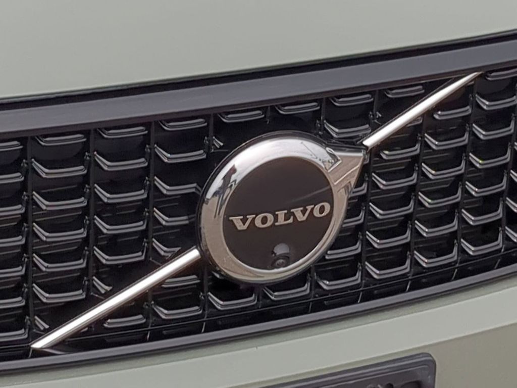 Thumbnail: 2023 Volvo XC40 - 7