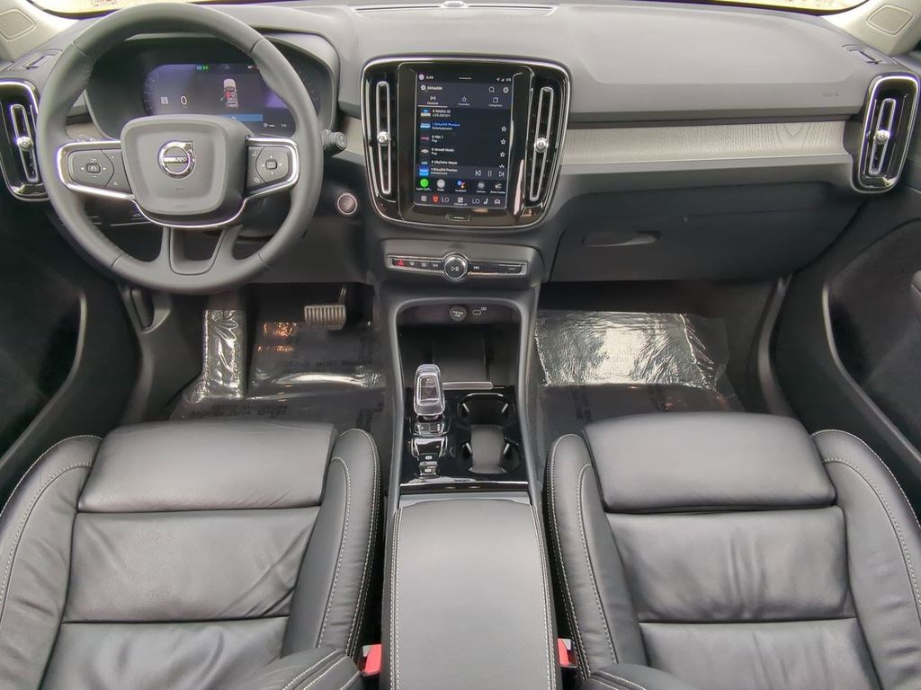 Thumbnail: 2023 Volvo XC40 - 9