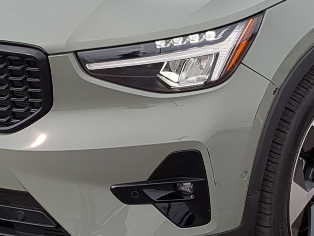 Thumbnail: 2023 Volvo XC40 - 20