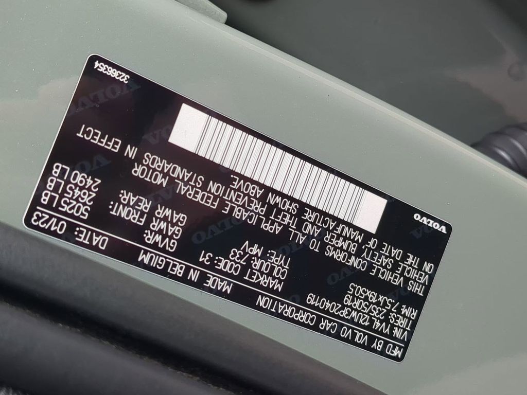 Thumbnail: 2023 Volvo XC40 - 33