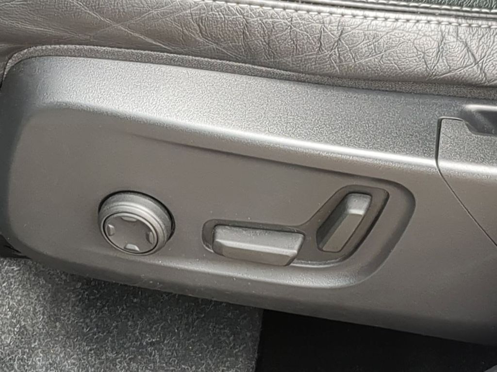 Thumbnail: 2023 Volvo XC40 - 22