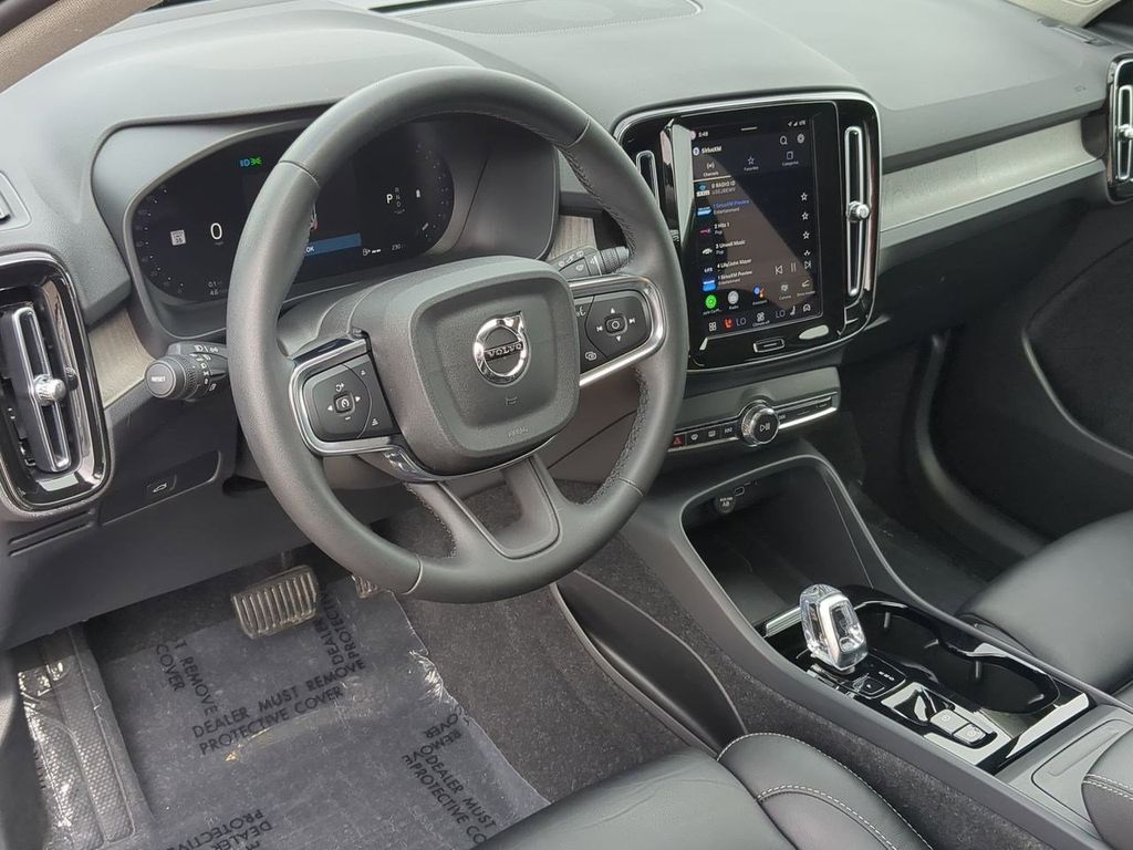 Thumbnail: 2023 Volvo XC40 - 2