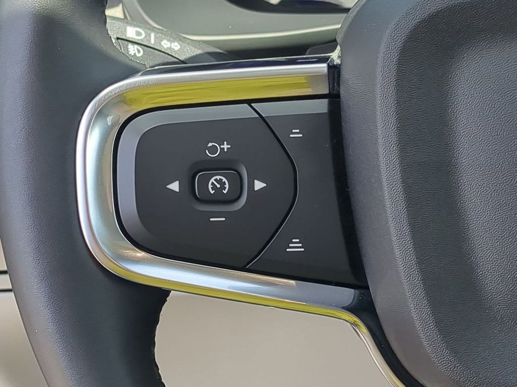 Thumbnail: 2023 Volvo XC40 - 25