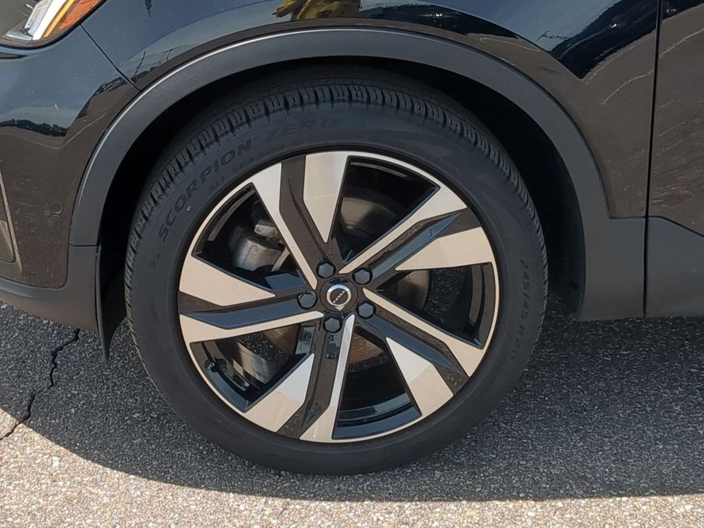 Thumbnail: 2023 Volvo XC40 - 8