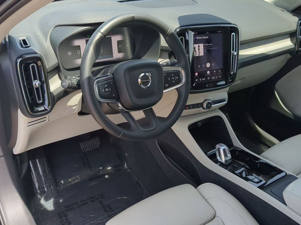 Thumbnail: 2023 Volvo XC40 - 2