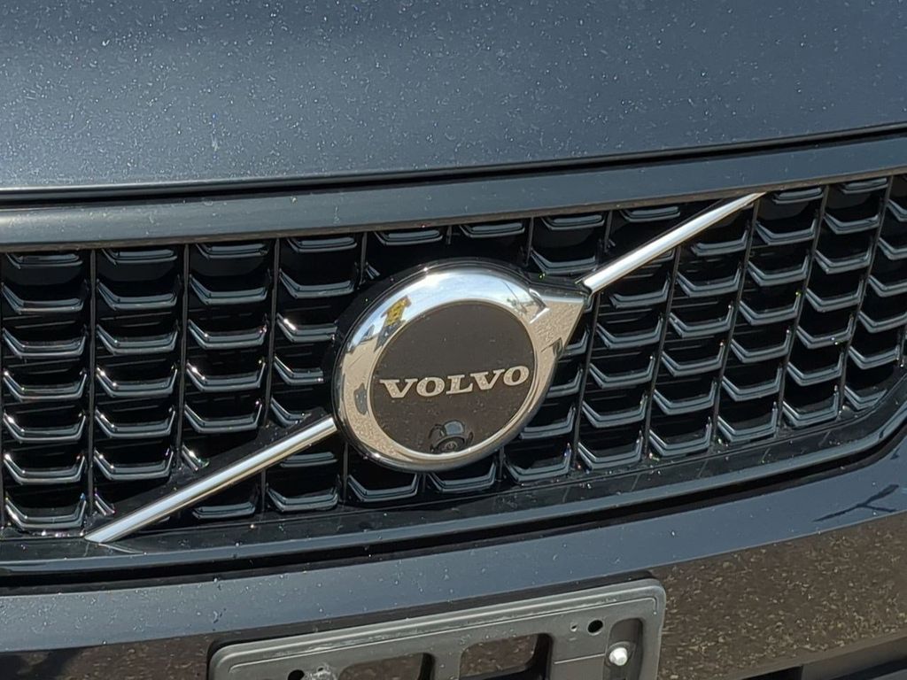 Thumbnail: 2023 Volvo XC40 - 7