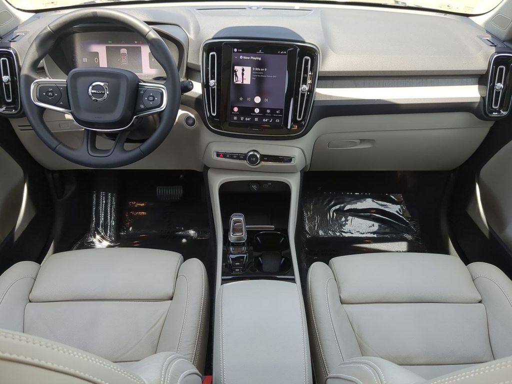 Thumbnail: 2023 Volvo XC40 - 9