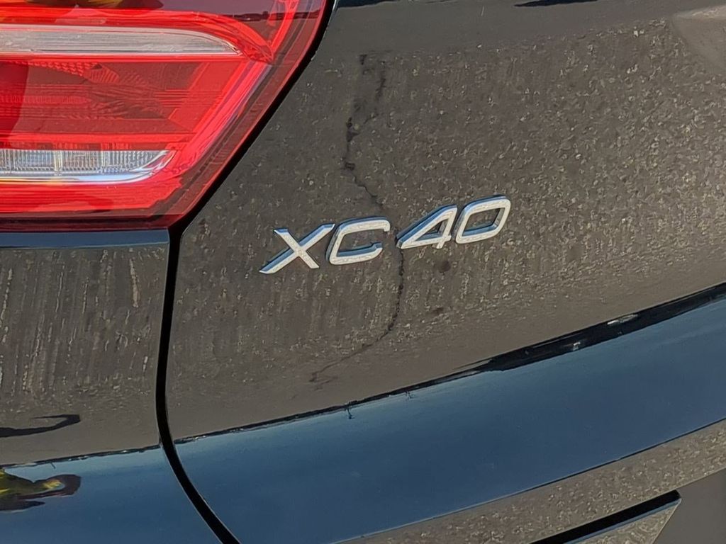 Thumbnail: 2023 Volvo XC40 - 21