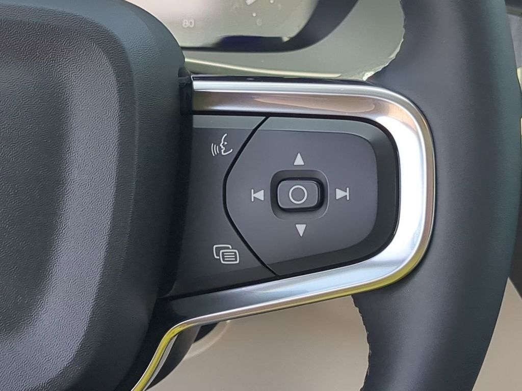 Thumbnail: 2023 Volvo XC40 - 26
