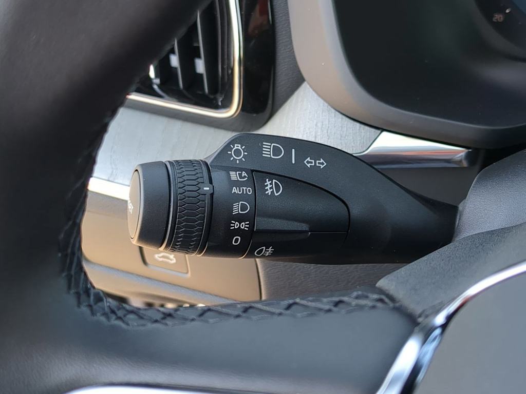2025 Volvo XC60 B5 Plus 33