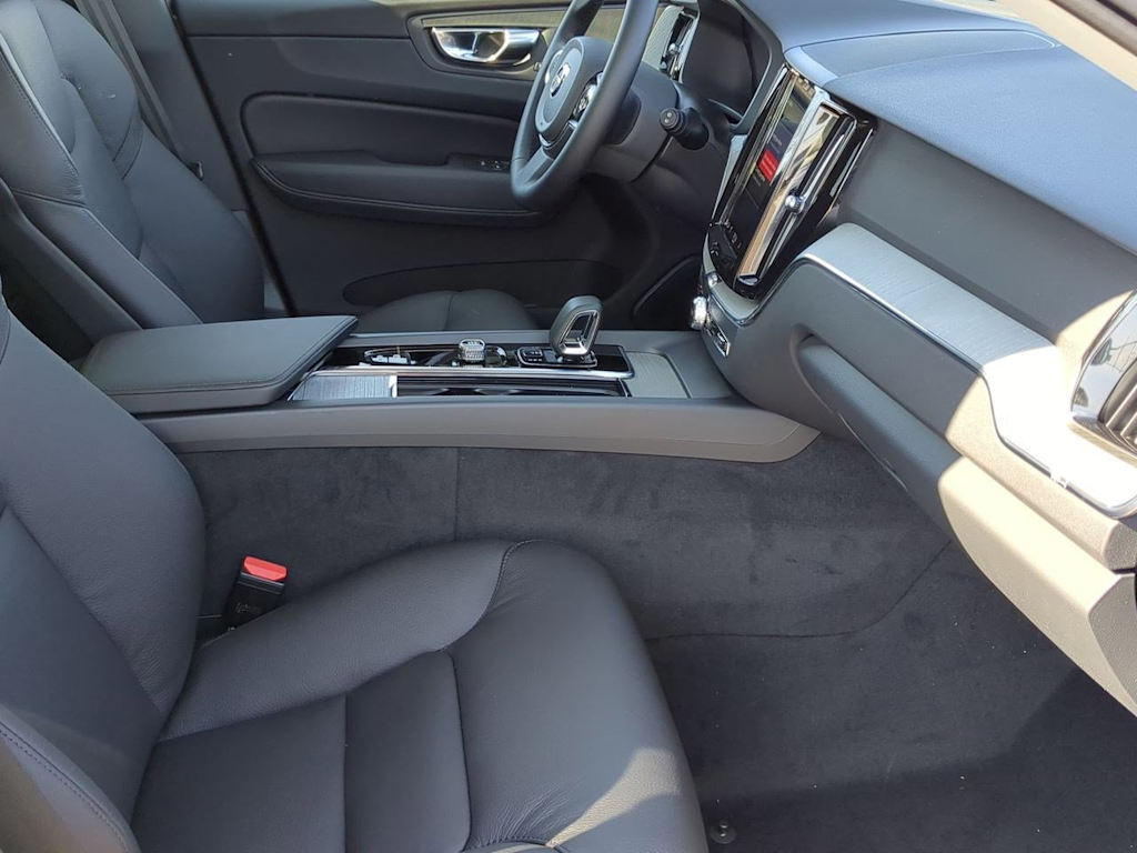 2025 Volvo XC60 B5 Plus 28