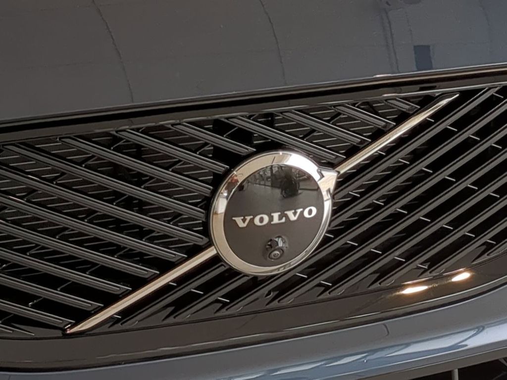 2026 Volvo XC60 Plus