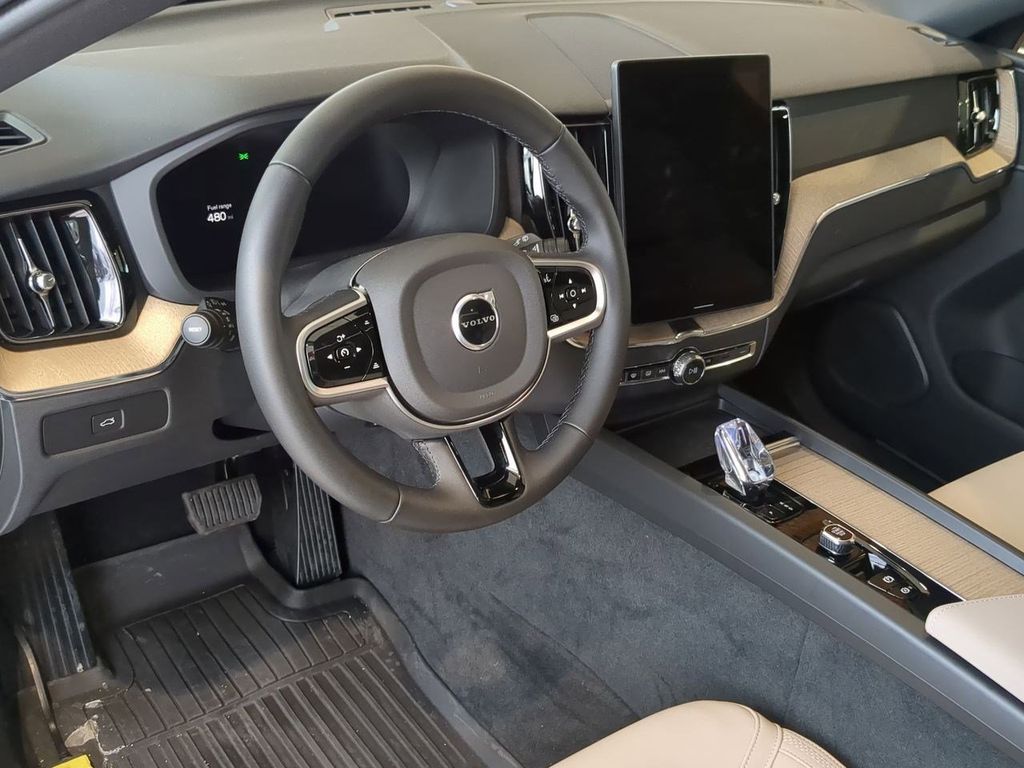 2026 Volvo XC60 Plus