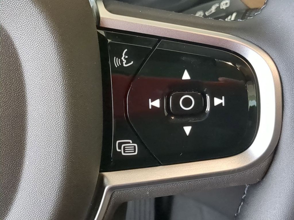 Thumbnail: 2026 Volvo XC60 - 20