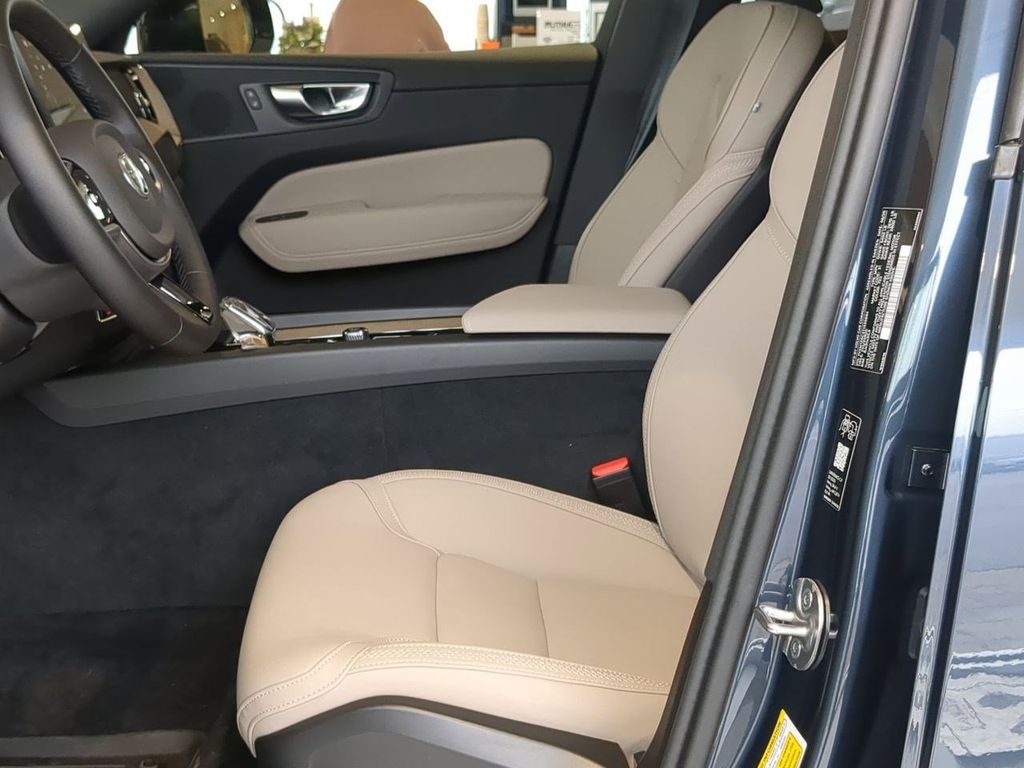 Thumbnail: 2026 Volvo XC60 - 6