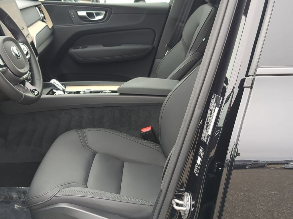 Thumbnail: 2026 Volvo XC60 - 10