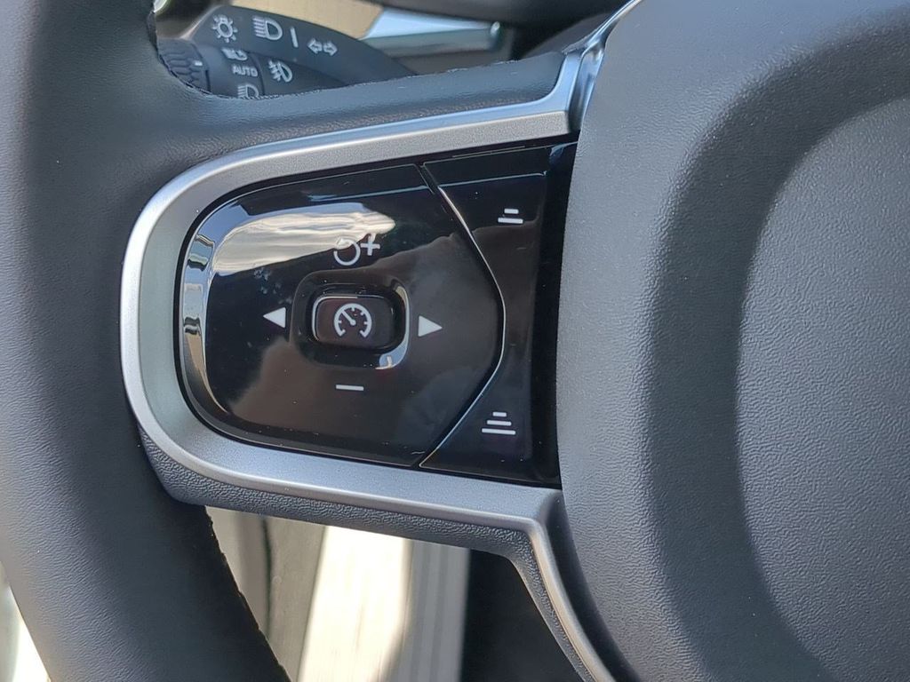 Thumbnail: 2026 Volvo XC60 - 25