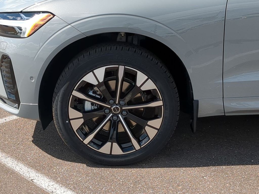 Thumbnail: 2026 Volvo XC60 - 8