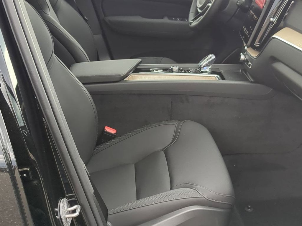 Thumbnail: 2026 Volvo XC60 - 25